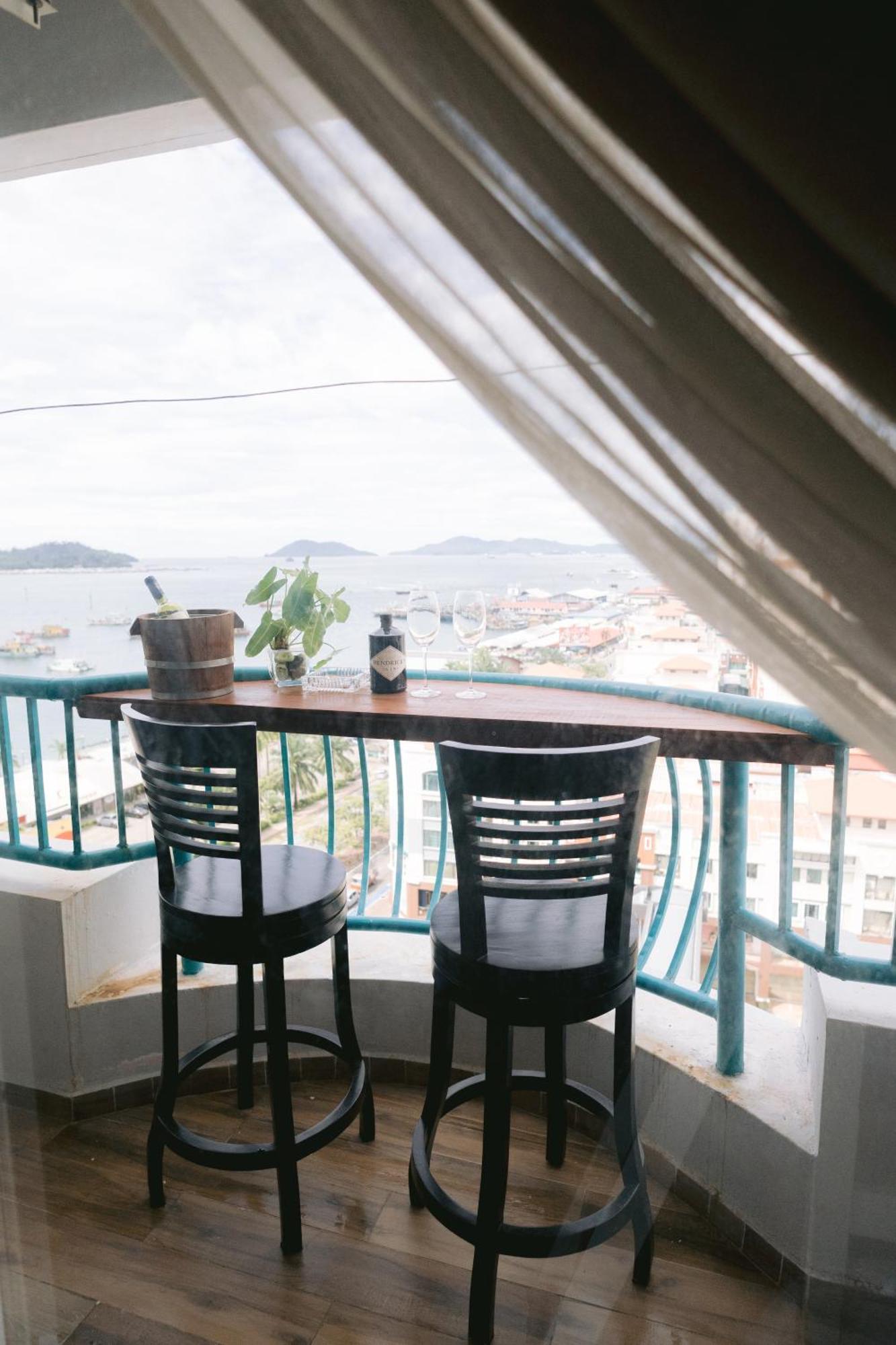 Petronella Luxury Penthouse Marina Court *