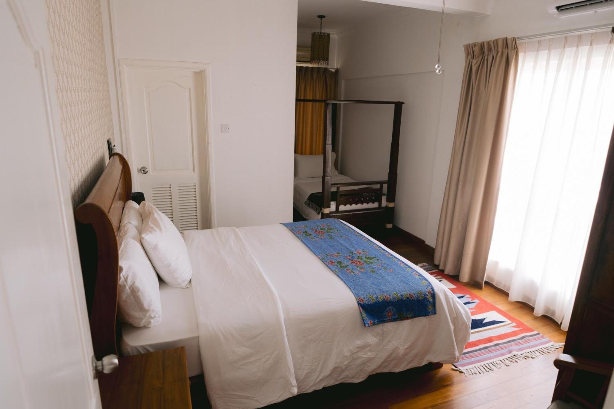 Petronella Luxury Penthouse Marina Court Apartment *